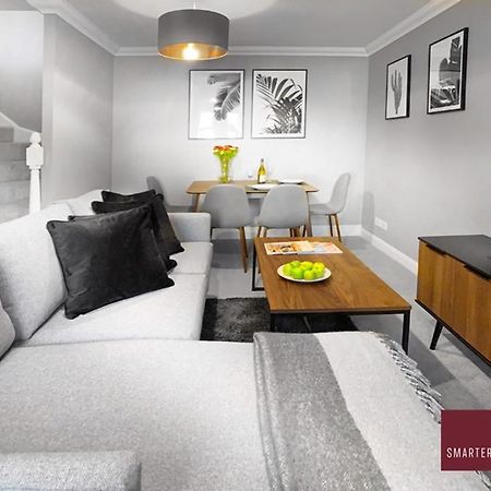 Knaphill - 2 Bedroom House - With Parking Brookwood Exterior photo