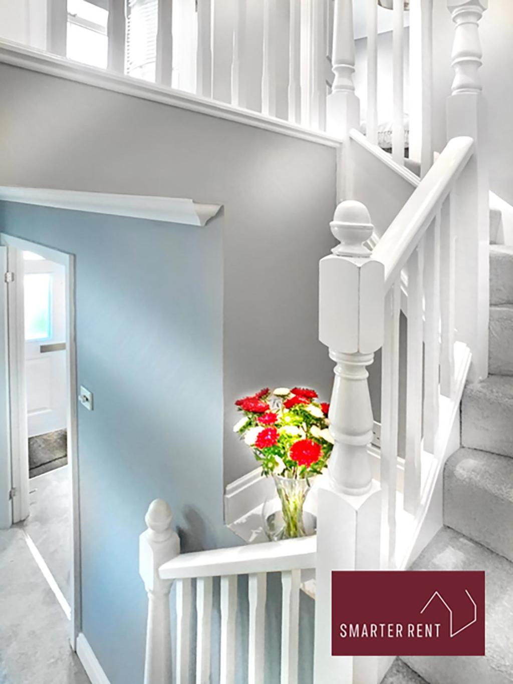 Knaphill - 2 Bedroom House - With Parking Brookwood Exterior photo