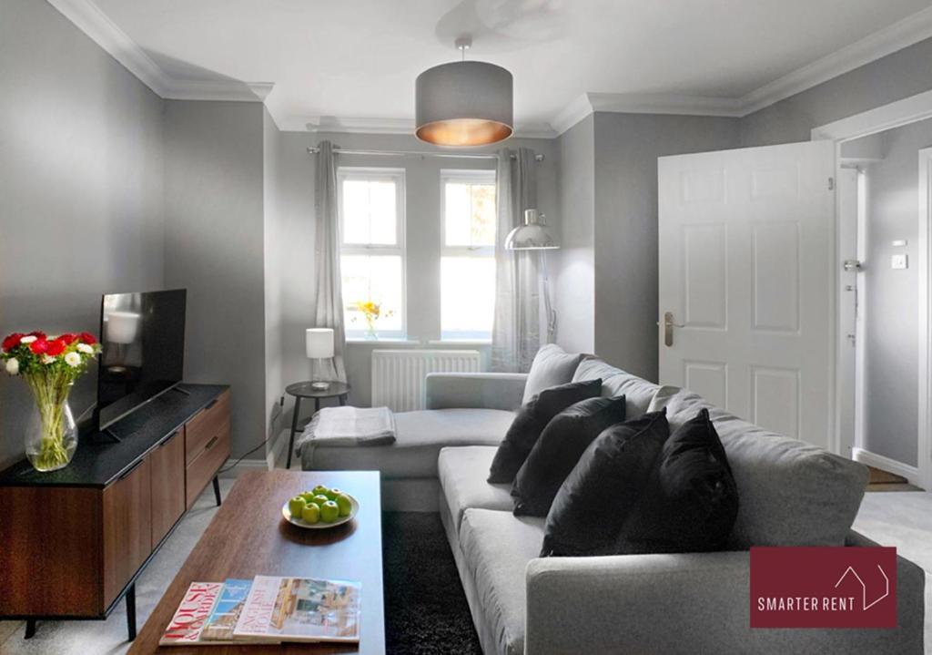 Knaphill - 2 Bedroom House - With Parking Brookwood Exterior photo