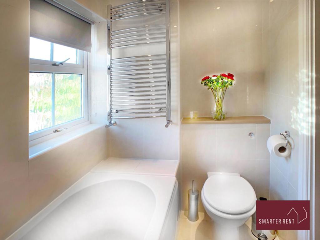 Knaphill - 2 Bedroom House - With Parking Brookwood Exterior photo