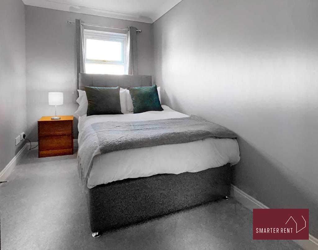 Knaphill - 2 Bedroom House - With Parking Brookwood Exterior photo