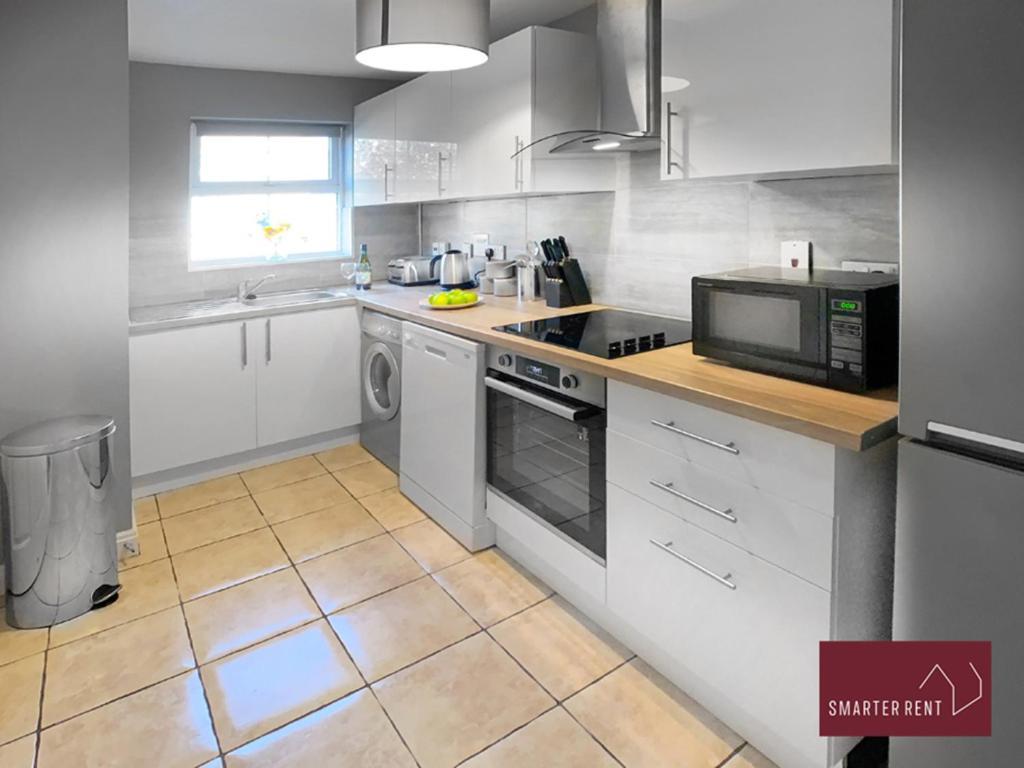 Knaphill - 2 Bedroom House - With Parking Brookwood Exterior photo