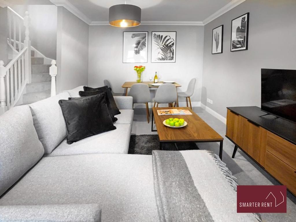 Knaphill - 2 Bedroom House - With Parking Brookwood Exterior photo