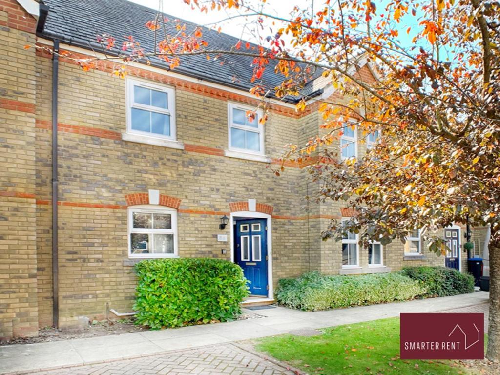 Knaphill - 2 Bedroom House - With Parking Brookwood Exterior photo